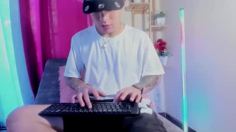 Snapshot of latiin_boy21 chatting on November 2025 05:34:02 PM latiin_boy21 online show from November 2025 05:34:02 PM