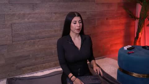 Latina online show from November 2025 06:50:02 PM