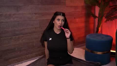 Latina online show from November 2025 06:11:02 PM