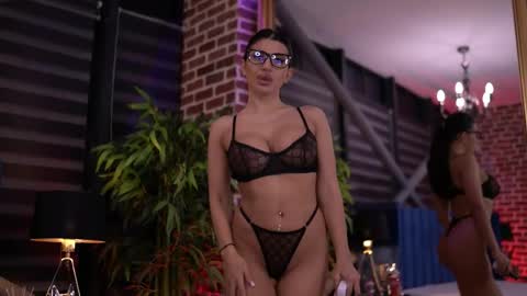 Latina online show from March 2026 06:54:01 PM