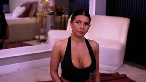 Latina online show from April 2026 03:39:01 PM