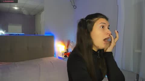 Laura online show from October 2025 05:19:02 AM