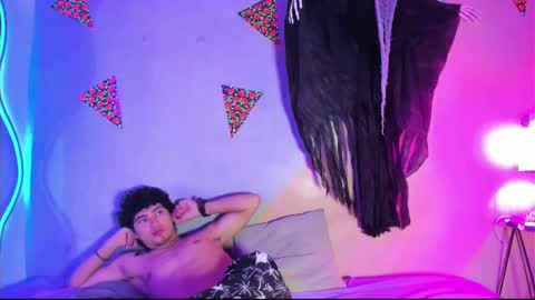 laura_and_kevin online show from October 2025 01:00:02 PM