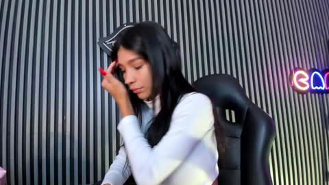 Laura online show from February 2025 01:01:01 PM