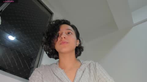 Snapshot of laura_hills18 chatting on October 2025 12:16:02 AM Lura online show from October 2025 12:16:02 AM