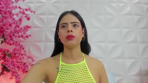 L A U R A online show from December 2025 12:10:01 PM