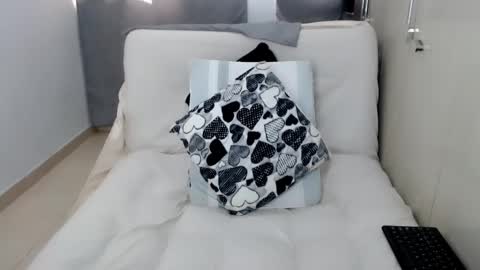 Snapshot of laura_pervert_ chatting on November 2025 09:25:02 PM Laura online show from November 2025 09:25:02 PM