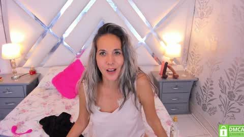 Snapshot of laurafarrely chatting on December 2024 04:39:02 PM Laura online show from December 2024 04:39:02 PM