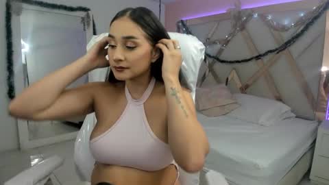 laura  online show from December 2025 09:52:02 PM