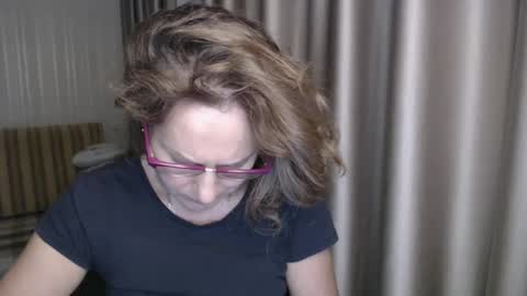 Lauraoven1 online show from December 2024 07:11:01 PM