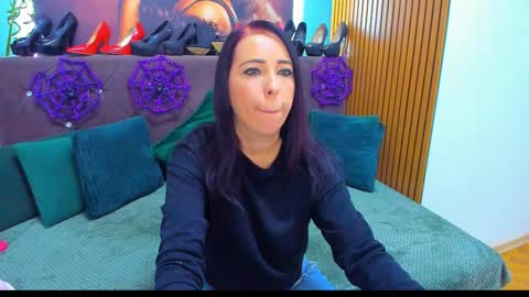 Laura online show from October 2025 04:25:02 AM