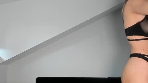 Laura Lara Sommer online show from March 2026 10:20:01 AM