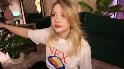  Laura  online show from April 2026 12:40:02 PM