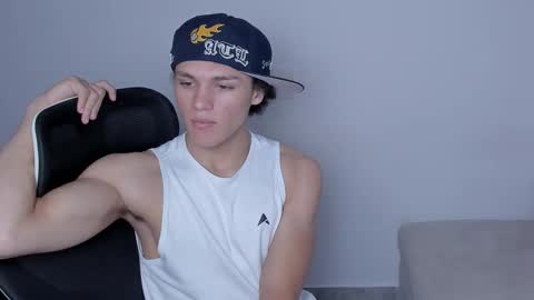 Laureent online show from December 2025 08:40:01 PM