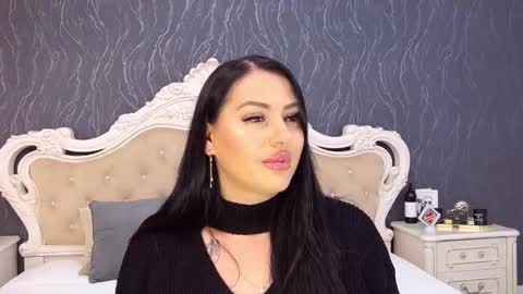 Laura online show from November 2025 03:29:02 PM