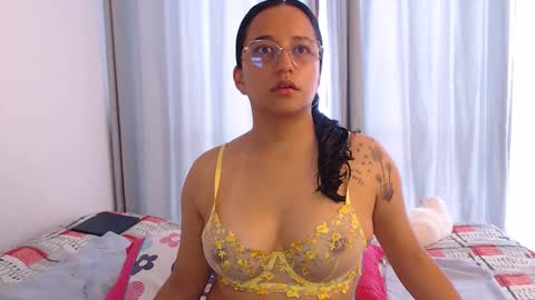 Snapshot of lauu_jones chatting on April 2026 07:22:01 PM Laura online show from April 2026 07:22:01 PM