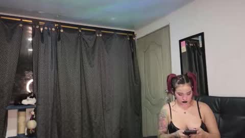Snapshot of lauuuuuu_9 chatting on March 2026 02:37:01 AM online show from March 2026 02:37:01 AM