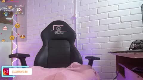 Lauxury  online show from October 2025 04:44:02 AM