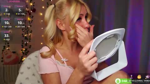 Mia online show from November 2025 07:05:01 PM