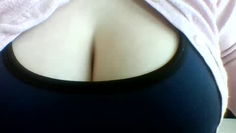 Snapshot of layannalea chatting on May 2026 01:23:01 AM layannalea online show from May 2026 01:23:01 AM