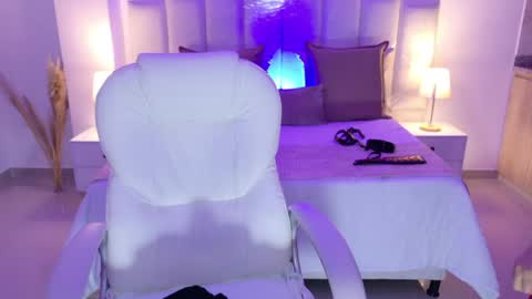 Layla Breezee online show from April 2026 12:01:01 PM