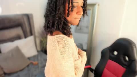 Snapshot of layla_clarke chatting on February 2025 06:43:02 AM layla_clarke online show from February 2025 06:43:02 AM