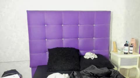 leamoreau__ online show from October 2025 12:03:02 PM