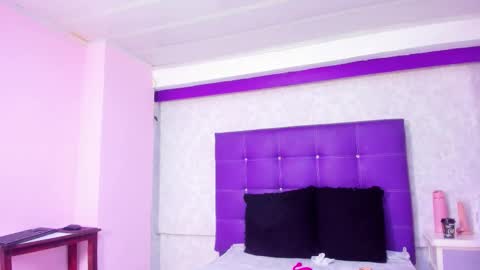 leamoreau__ online show from November 2025 11:43:02 AM