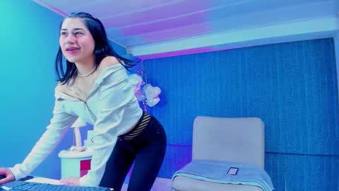 leamoreau__ online show from December 2025 12:44:02 PM