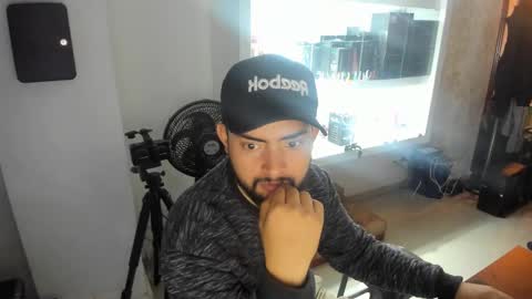 leandro_gb online show from February 2025 02:05:02 PM