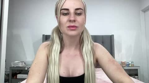 Snapshot of leannaxox chatting on March 2025 07:42:02 AM Leanna online show from March 2025 07:42:02 AM