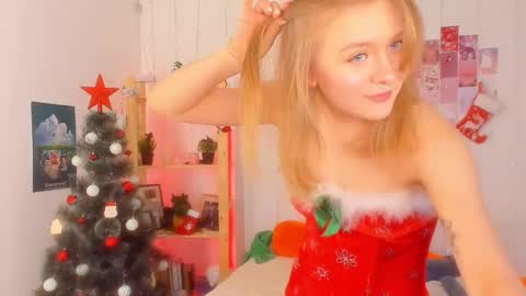 Snapshot of leazy_peasy chatting on December 2024 07:22:01 AM Ellie online show from December 2024 07:22:01 AM