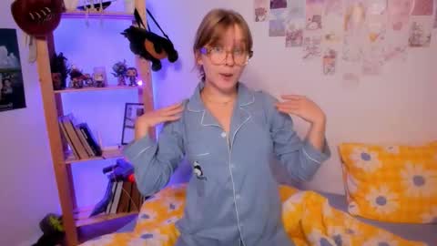 Snapshot of leazy_peasy chatting on September 2025 08:11:02 PM Ellie online show from September 2025 08:11:02 PM