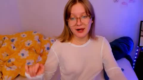 Snapshot of leazy_peasy chatting on October 2025 07:23:02 PM Ellie online show from October 2025 07:23:02 PM