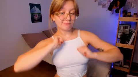 Snapshot of leazy_peasy chatting on October 2025 06:14:02 AM Ellie online show from October 2025 06:14:02 AM