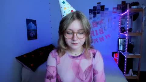 Snapshot of leazy_peasy chatting on December 2025 11:00:02 PM Ellie online show from December 2025 11:00:02 PM