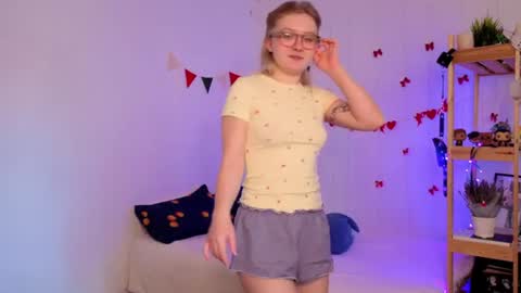 Snapshot of leazy_peasy chatting on June 2026 06:34:02 AM Ellie online show from June 2026 06:34:02 AM