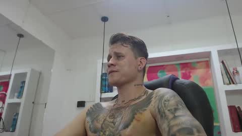 Snapshot of leo_cumming01 chatting on February 2025 04:40:01 PM Yesid online show from February 2025 04:40:01 PM