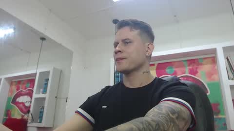 Snapshot of leo_cumming01 chatting on February 2025 01:10:02 PM Yesid online show from February 2025 01:10:02 PM