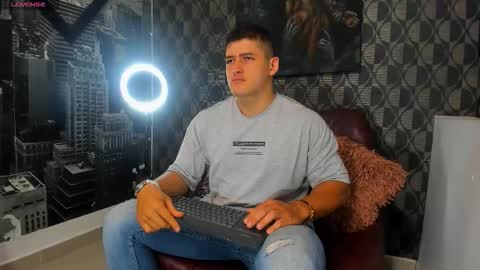 Snapshot of leon_ssmoron chatting on November 2025 06:12:01 PM Leon Smoron online show from November 2025 06:12:01 PM