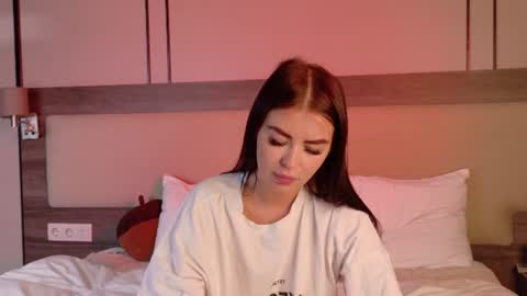 Snapshot of leonameilee chatting on June 2026 06:12:01 AM Mila online show from June 2026 06:12:01 AM