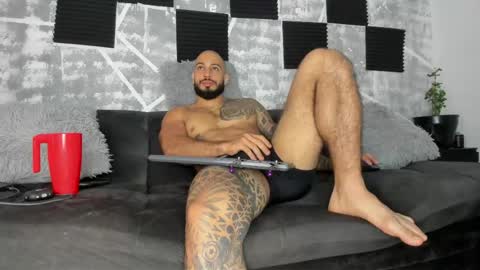 Snapshot of leonidas_k18 chatting on May 2026 04:03:01 PM ANDRES online show from May 2026 04:03:01 PM