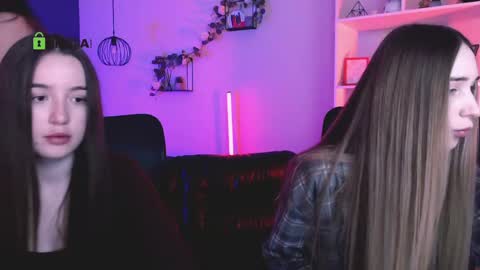 leslie_bird online show from April 2026 09:01:01 AM