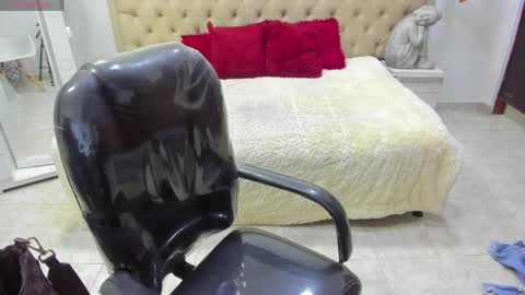 Snapshot of leslieanddrako chatting on May 2026 05:29:02 PM L E S L E Y AND D R A K O online show from May 2026 05:29:02 PM