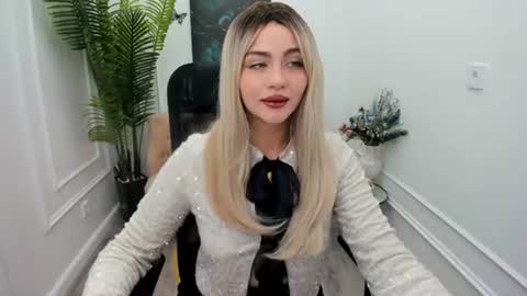 lesliemineg online show from November 2025 08:10:01 PM