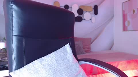 Less  online show from December 2024 06:28:02 PM