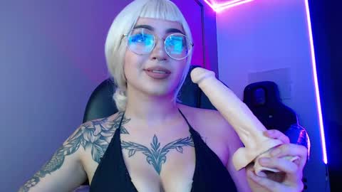 Snapshot of lessboobs_gh chatting on April 2026 10:23:02 PM Less online show from April 2026 10:23:02 PM