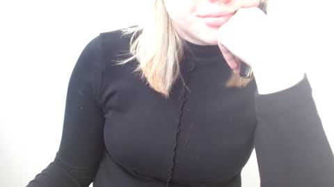 Snapshot of leyla_le chatting on May 2026 06:32:01 AM Leyla online show from May 2026 06:32:01 AM