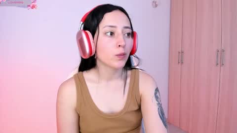 Snapshot of lia_queen610 chatting on February 2025 01:13:01 AM Little Queen Lia online show from February 2025 01:13:01 AM