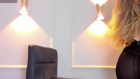 Snapshot of lia_walton__ chatting on December 2025 12:21:02 PM liz walton online show from December 2025 12:21:02 PM